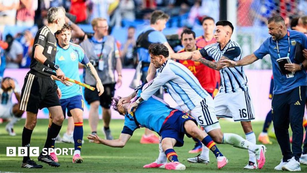 Paredes krijgt tien speeldagen schorsing na incident World Cup-finale Paredes krijgt tien speeldagen schorsing na incident World Cup-finale (Photo by: co.uk)