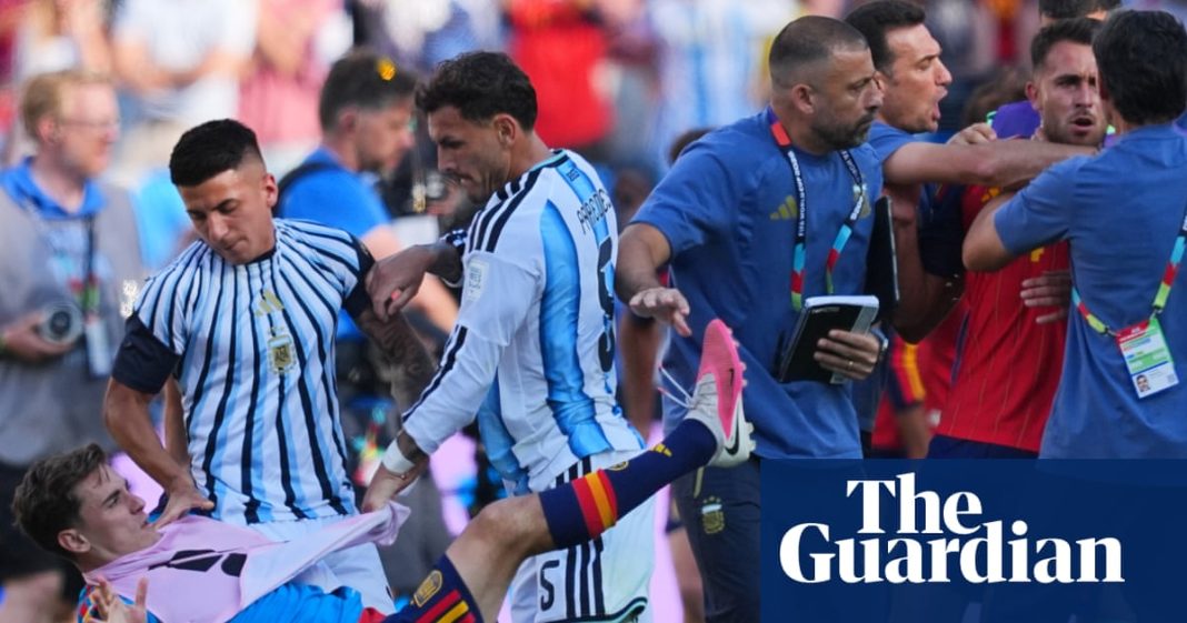 Paredes krijgt tien wedstrijdschorsing na vechtpartij in WK-finale (Photo by: co.uk)