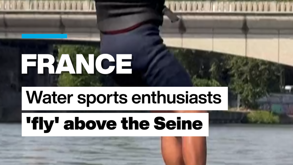 Parizenaars ervaren ‘vliegen’ op de Seine met elektrische watersportapparatuur Parizenaars ervaren 'vliegen' op de Seine met elektrische watersportapparatuur (Picture by: s.france24.com)