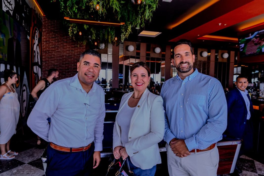 Parlamentario Arends-Reyes bekijkt renovatie RIU Palace Aruba Parlamentario Arends-Reyes bekijkt renovatie RIU Palace Aruba (Picture by: 24ora.com)