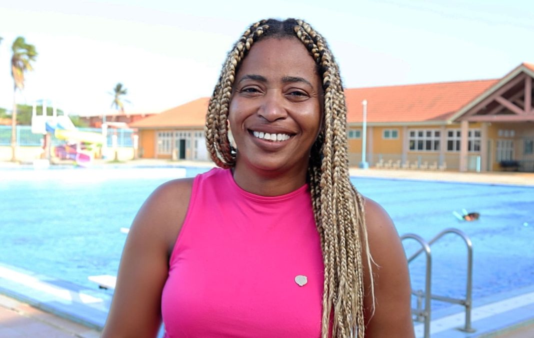 Parlementariërs verwelkomen heropening Community Pool San Nicolas (Picture by: 24ora.com)