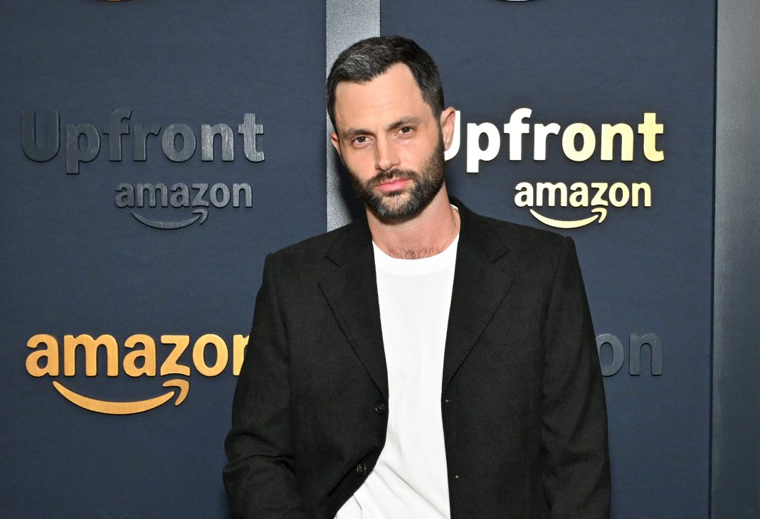Penn Badgley leidt Amazon-serie ‘Everyone in My Family’ Penn Badgley speelt hoofdrol in Amazon-serie gebaseerd op 'Everyone in My Family Has Killed Someone' (Picture by: variety.com)