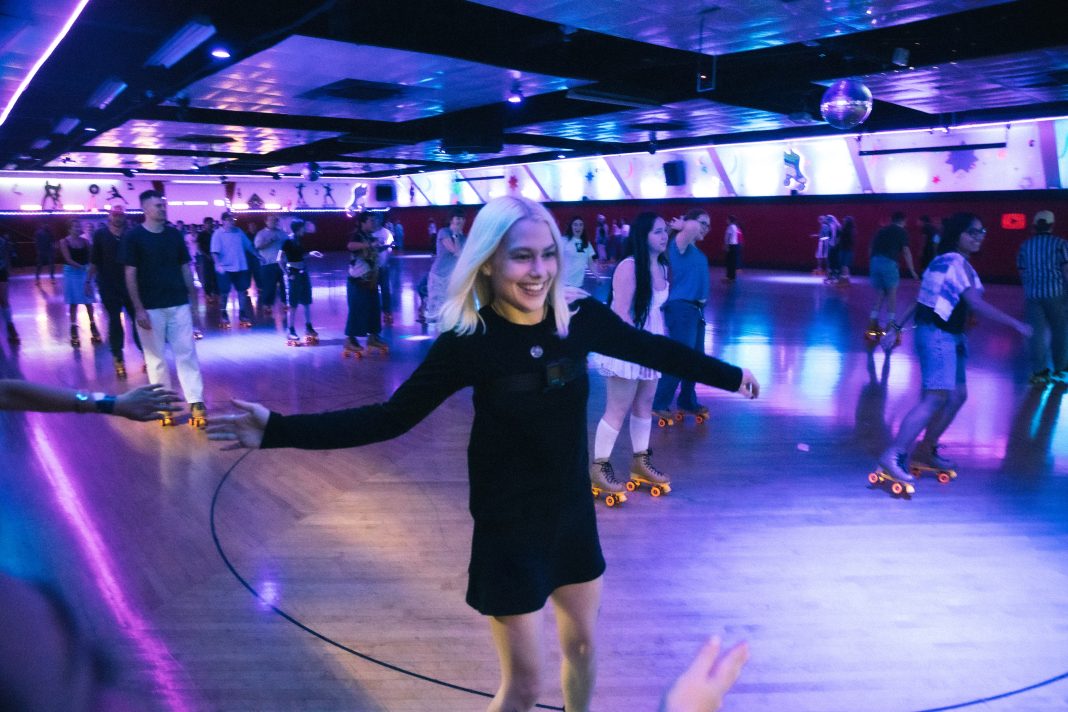 Phoebe Bridgers viert ‘Lost Weekend’ met fans tijdens rollerskatesessie Phoebe Bridgers viert 'Lost Weekend' met fans tijdens rollerskatesessie (Picture by: variety.com)