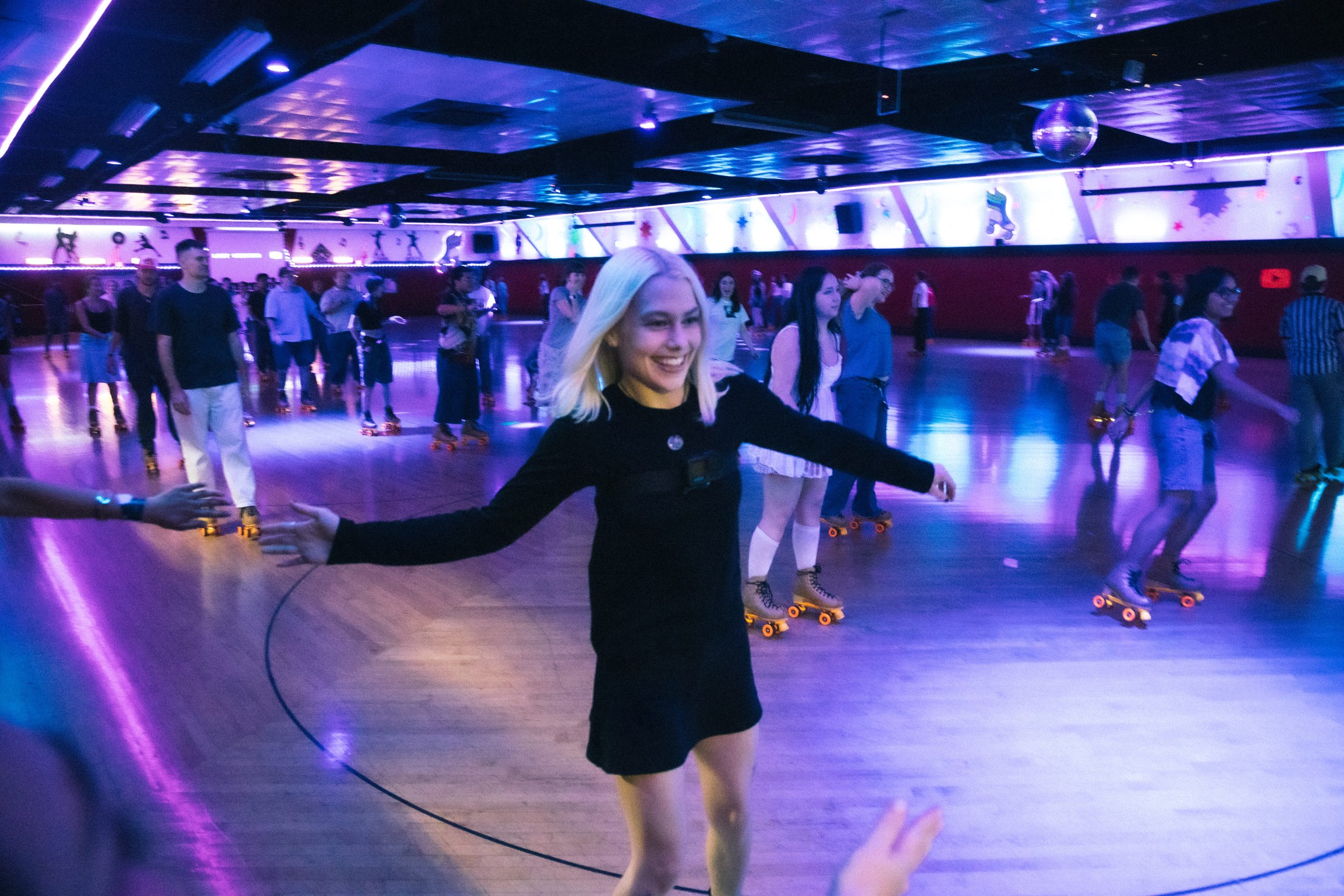 Phoebe Bridgers viert Lost Weekend met fans tijden Phoebe Bridgers viert 'Lost Weekend' met fans tijdens rollerskatesessie (Picture by: variety.com)