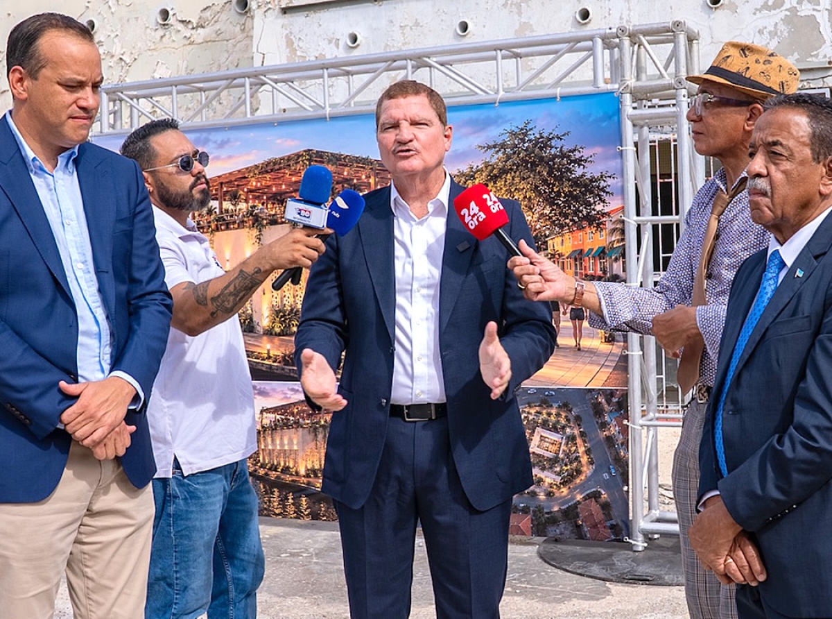 Premier Eman bevestigt vastberadenheid regering vo Premier Eman bevestigt vastberadenheid regering voor strandrenovatie (Picture by: diario.aw)