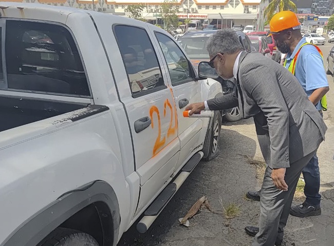 Premier Mercelina helpt mee bij verwijdering autowrakken in Cole Bay (Picture by: 721news.com)