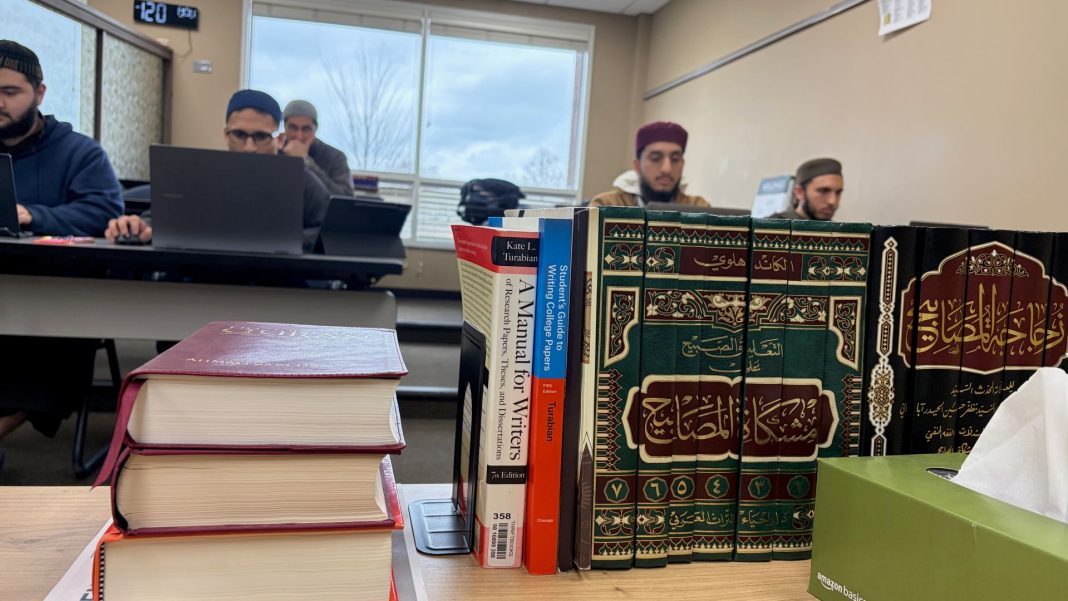 Professionals keren terug naar klassieke islamitische kennis Professionals keren terug naar klassieke islamitische kennis (Picture by: aljazeera.com)