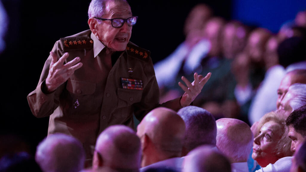 Raúl Castro treedt op voor Fidel Castro’s geboortedag Raúl Castro treedt op voor Fidel Castro's geboortedag (Picture by: s.france24.com)