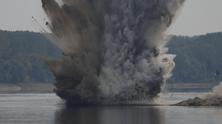 Roemeense marine ontgraaft rivierbed om kerncentrale te beschermen Roemeense marine ontgraaft rivierbed om kerncentrale te beschermen (Picture by: aljazeera.com)