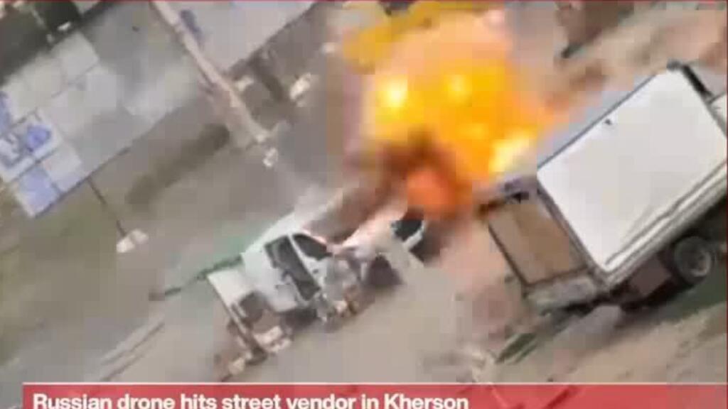 Russische drone raakt straatverkoper in Cherson Ze Russische drone raakt straatverkoper in Cherson, Zelensky veroordeelt 'safari'-aanval (Picture by: s.france24.com)