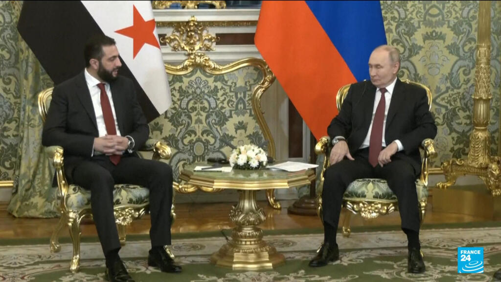 Russische troepen geven controle over strategische bases aan de Syrische kust af Russische troepen geven controle over strategische bases aan de Syrische kust af (Picture by: s.france24.com)