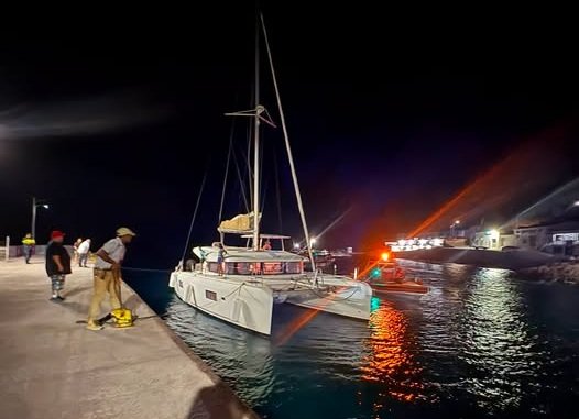 Sailboot strandt bij Wells Bay: Redding door Kustwacht en hulpdiensten Sailboot strandt bij Wells Bay: Redding door Kustwacht en hulpdiensten (Picture by: saba-news.com)