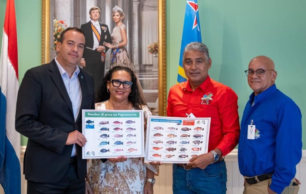 Santa Rosa biedt minister Wever posters aan met visnamen in Papiaments (Picture by: 24ora.com)