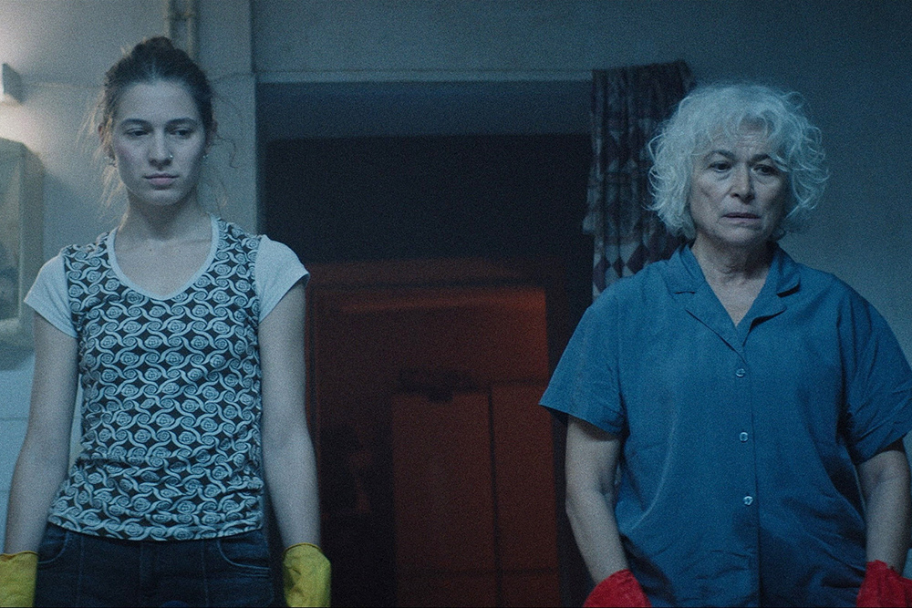 'Sea of Glass' review: Een weduwe's kustgenezingsretraite wordt een statige, sombere Griekse tragedie (Picture by: variety.com)