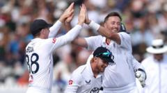 England op rand seriwinst na collapse Pakistan: 110 all out Seam-kwartet zet England op rand van seriwinst na Pakistan-collapse op Lord's (Picture by: ichef.bbci.co.uk)