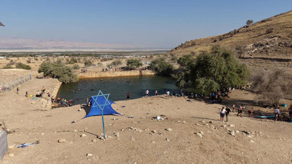 Settlers nemen Palestijnse waterbron over voor recreatiezwembad Settlers nemen Palestijnse waterbron over voor recreatiezwembad (Picture by: s.france24.com)