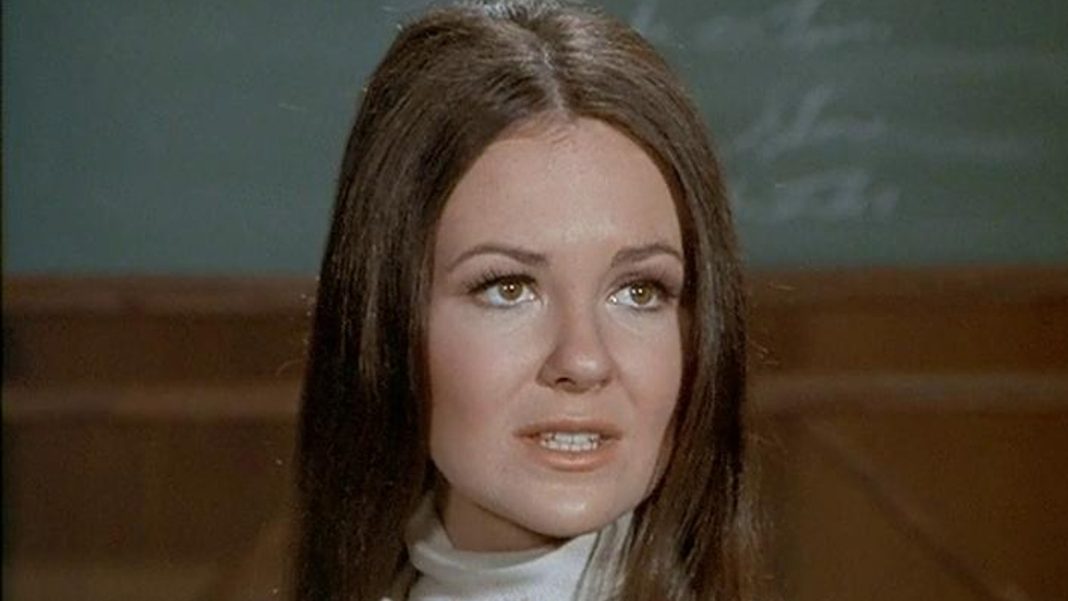 Shelley Fabares overleden op 82-jarige leeftijd Shelley Fabares, ster van The Donna Reed Show en Coach, overleden op 82-jarige leeftijd (Picture by: slashfilm.com)