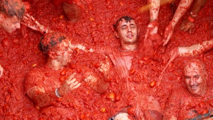 Spaans tomatenfestival La Tomatina trekt duizenden deelnemers (Picture by: aljazeera.com)