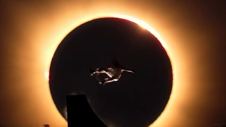 Spaanse skateboarder Danny León maakt spectaculaire sprong tijdens zonnevorming (Picture by: aljazeera.com)