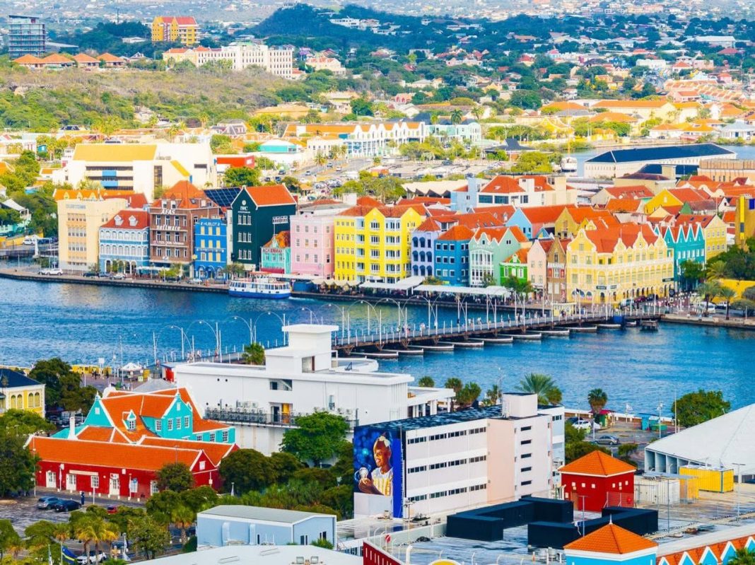 Staten debatteren met toerismesector over dreiging van overtoerisme op Curaçao (Picture by: paradisefm.cw)