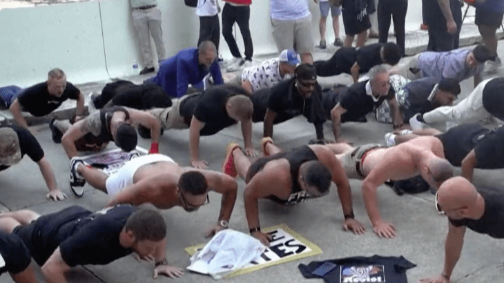 Steunbetoon voor Tate-broers voor hechtenis in Miami (Picture by: aljazeera.com)