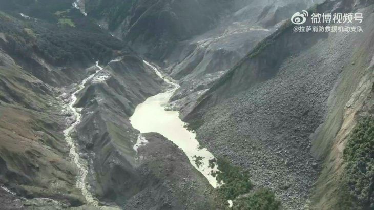 Stuwmeer Nepal-China grens veroorzaakt nieuwe overstromingen 'Stuwmeer' veroorzaakt nieuwe overstromingen en stopt reddingsoperaties aan Nepal-China grens (Picture by: aljazeera.com)