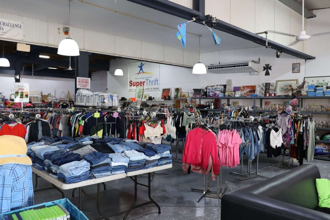 Super Thrift Store biedt weekendkorting aan voor school (Picture by: 24ora.com)