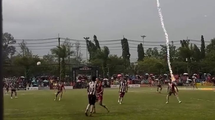 Thai voetballer sterft door blikseminslag tijdens wedstrijd (Picture by: aljazeera.com)