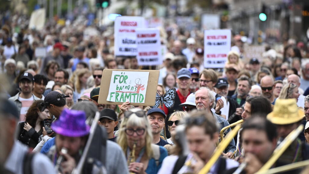 Tienduizend mensen protesteren in Stockholm tegen klimaatbeleid voor Zweedse verkiezingen (Picture by: s.france24.com)