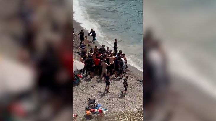 Tientallen migranten landen op Spaans strand Cala Del Barco Tientallen migranten landen op Spaans strand en verrassen strandgangers (Picture by: aljazeera.com)