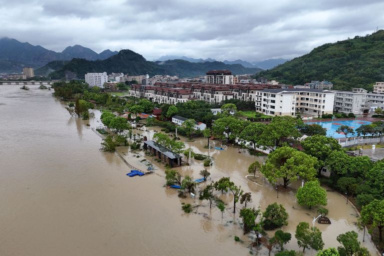 Tropische storm Dolphin veroorzaakt zware overstromingen en instortingsgevaar in Oost-China Tropische storm Dolphin veroorzaakt zware overstromingen en instortingsgevaar in Oost-China (Picture by: aljazeera.com)
