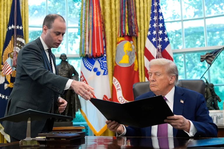 Trump benoemt Will Scharf als adviseur van het Witte Huis voor midtermverkiezingen Trump benoemt Will Scharf als adviseur van het Witte Huis voor midtermverkiezingen (Picture by: aljazeera.com)