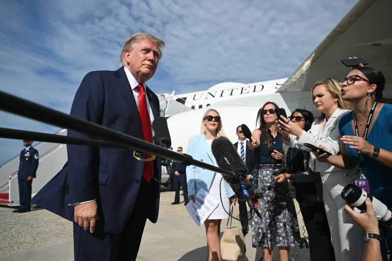 Trump dreigt NBC-journalist Welker bij FCC aan te geven Trump dreigt NBC-journalist Kristen Welker aan te geven bij mediatoezichthouder FCC (Picture by: aljazeera.com)