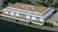 Trump-regering dreigt Kennedy Center te slopen als rechtbank renovaties tegenhoudt (Picture by: ichef.bbci.co.uk)