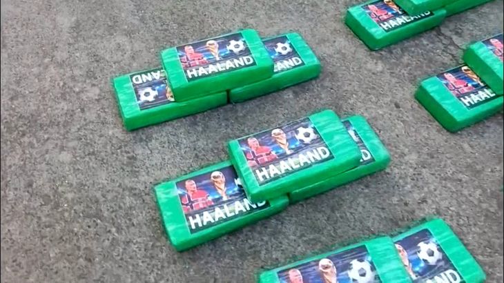 Twee ton cocaïne met Haaland-branding ontdekt in Ecuador (Picture by: aljazeera.com)