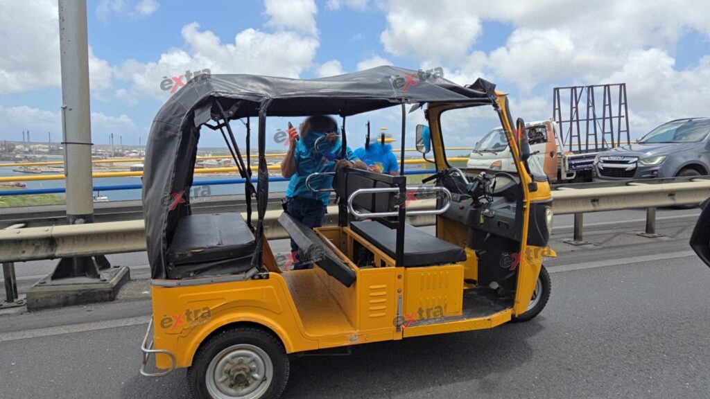 Twee tuktuks blokkeren Julianabruggen en veroorzaken verkeerschaos in Willemstad (Picture by: extra.cw)