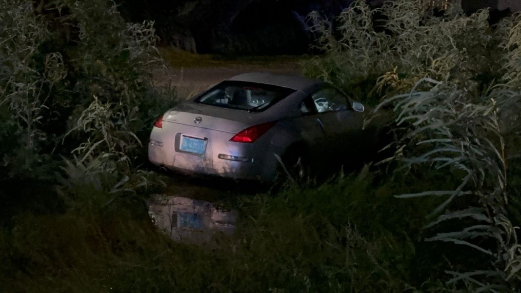 Twee voertuigen belanden in waterpartij na aanrijding op Sasakiweg (Picture by: 24ora.com)