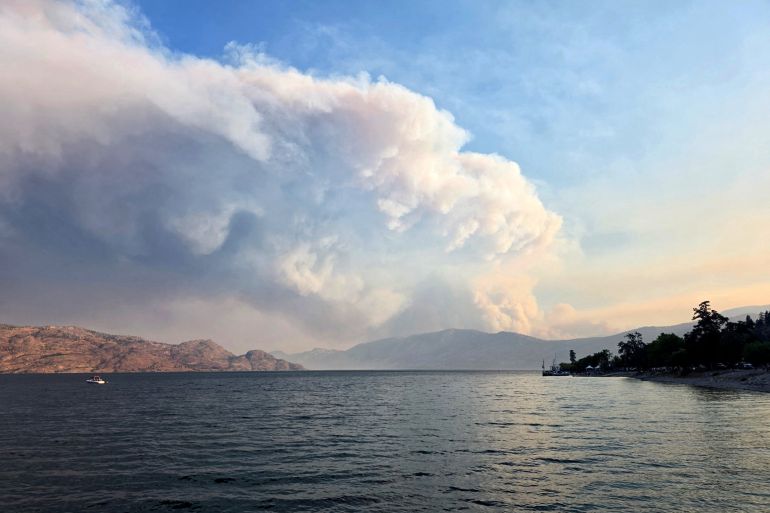 Uitgezaaide bosbrand dwingt tot evacuatie in British Columbia Uitgezaaide bosbrand dwingt tot evacuatie in British Columbia (Picture by: aljazeera.com)