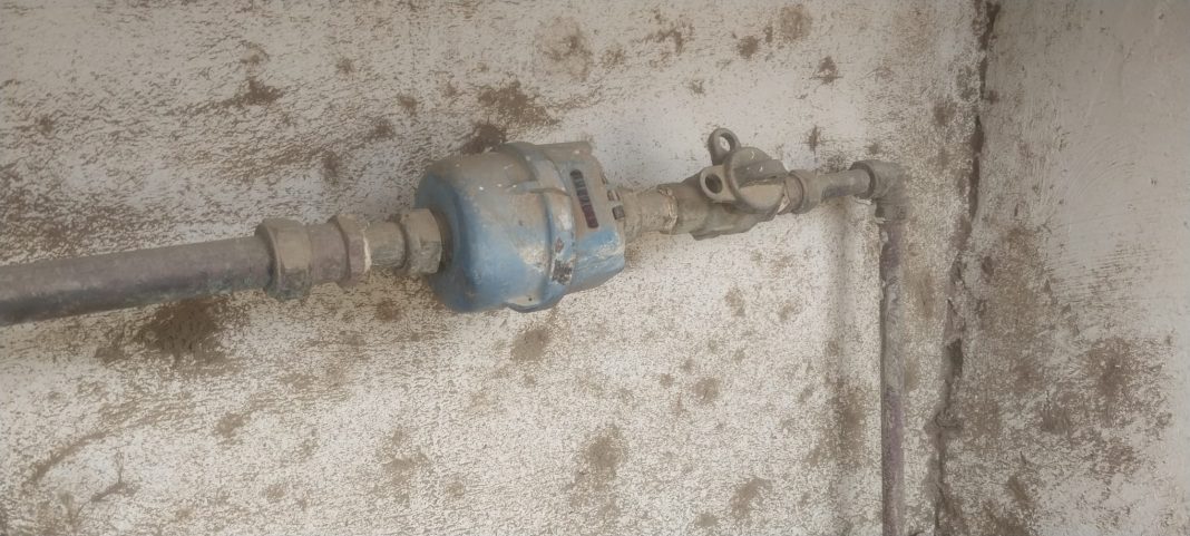 Verhuurders snijden huurders af van water en stroom om hen uit huis te zetten (Picture by: extraboneiru.com)