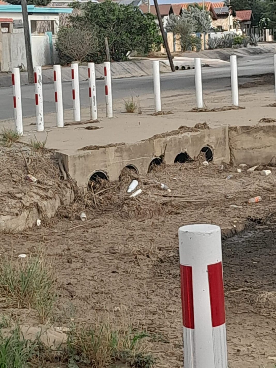 Verstopte drainagekanalen vormen risico bij naderend regenseizoen Verstopte drainagekanalen vormen risico bij naderend regenseizoen (Picture by: 24ora.com)