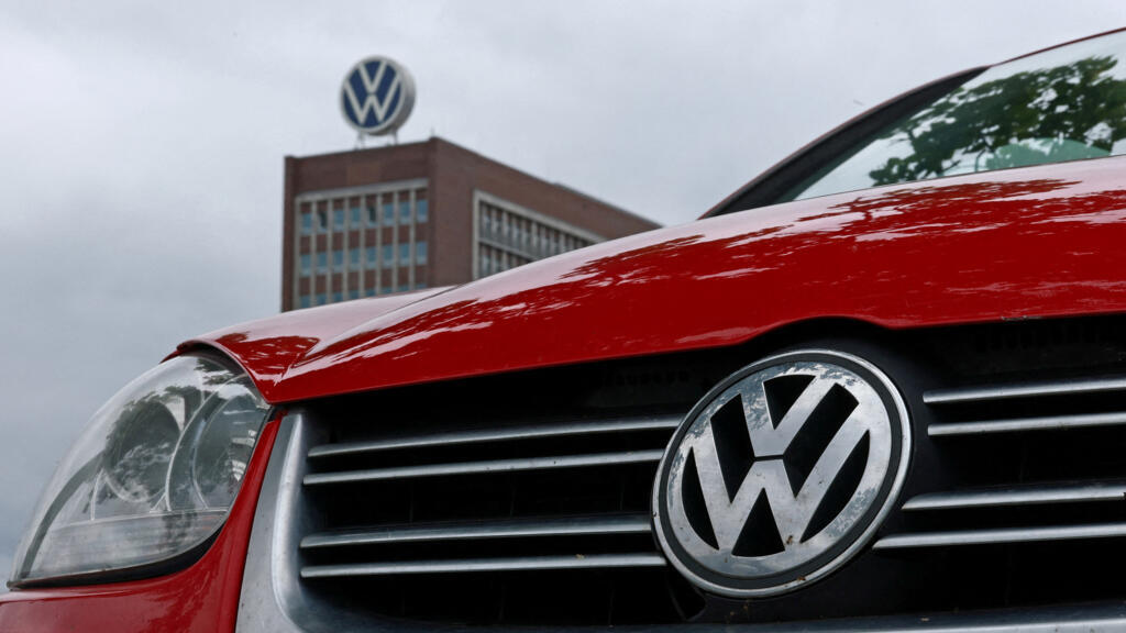 Volkswagen waarschuwt: Duitse auto-industrie in gevaar Volkswagen-topman waarschuwt: situatie bij autoconcern 'meer dan kritiek' (Picture by: s.france24.com)