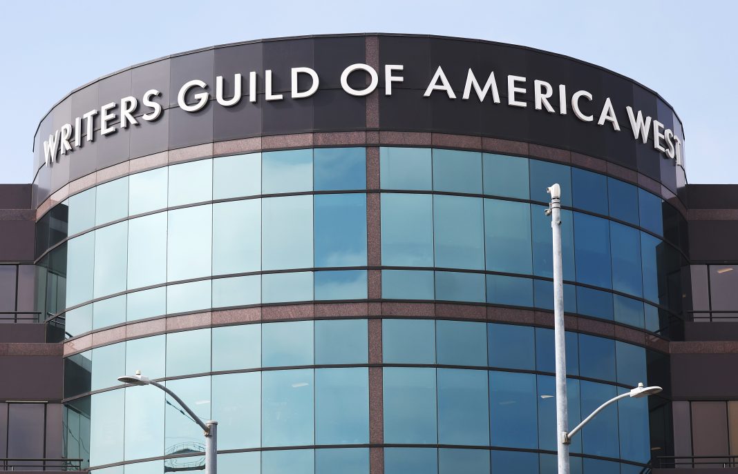 WGA bekritiseert Ellison: ‘Paramount’s vertrek uit Californië is onacceptabel’ WGA bekritiseert Ellison: 'Paramount's vertrek uit Californië is onacceptabel' (Picture by: variety.com)