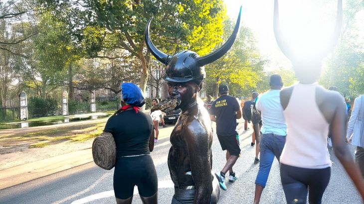 Wat is de Jab Jab-parade van het Notting Hill Carnival? (Picture by: aljazeera.com)