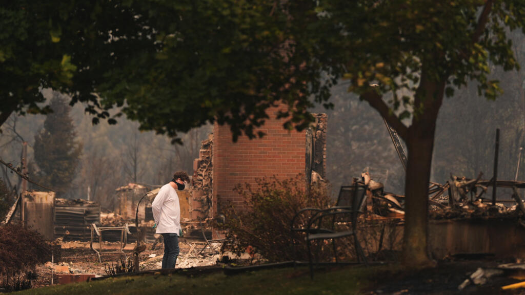 Wildfires ravage Spokane: Tienduizenden vluchten, honderden woningen verloren Wildfires ravage Spokane: Tienduizenden vluchten, honderden woningen verloren (Picture by: s.france24.com)