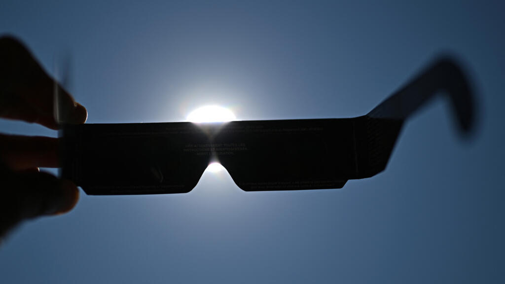Zeldzame totale zonsverduistering trekt bezoekers naar Europese dorpen Zeldzame totale zonsverduistering trekt bezoekers naar Europese dorpen (Picture by: s.france24.com)