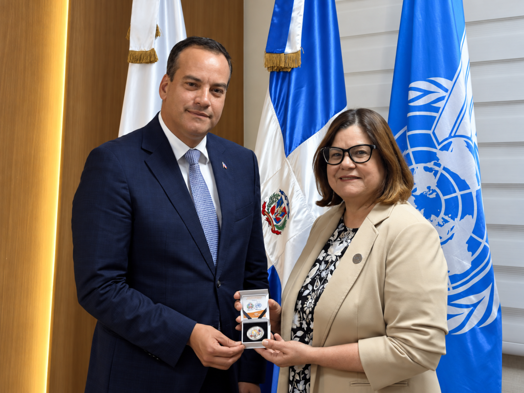 Minister Wever ontmoet verschillende instanties om de handel tussen Aruba en de Dominicaanse Republiek te versterken. Minister Wever ontmoet verschillende instanties om de handel tussen Aruba en de Dominicaanse Republiek te versterken.
