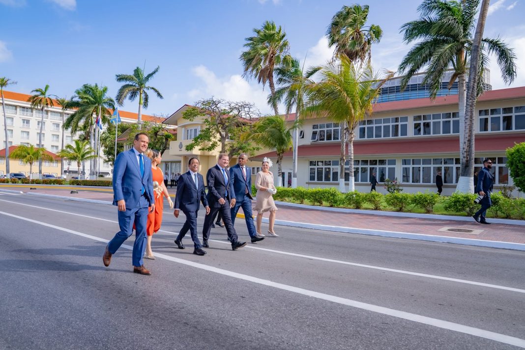 Minister Geoffrey Wever: Gee heldere richting aan de financiële en economische strategie voor stabiliteit en vooruitgang. Minister Geoffrey Wever: Gee heldere richting aan de financiële en economische strategie voor stabiliteit en vooruitgang.