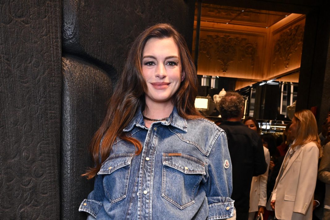 Anne Hathaway mag Hot Ones niet doen tijdens Verity-perstoer vanwege zwangerschap (Picture by: variety.com)
