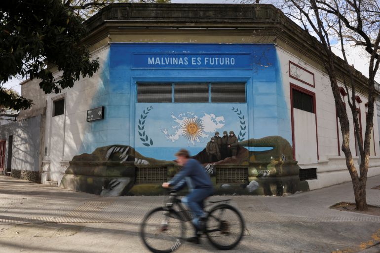 Argentinië intensiveert actie tegen Falkland-oliebedrijven Argentinië dient nieuwe aanklachten in tegen oliebedrijven bij de Falklandeilanden (Picture by: aljazeera.com)