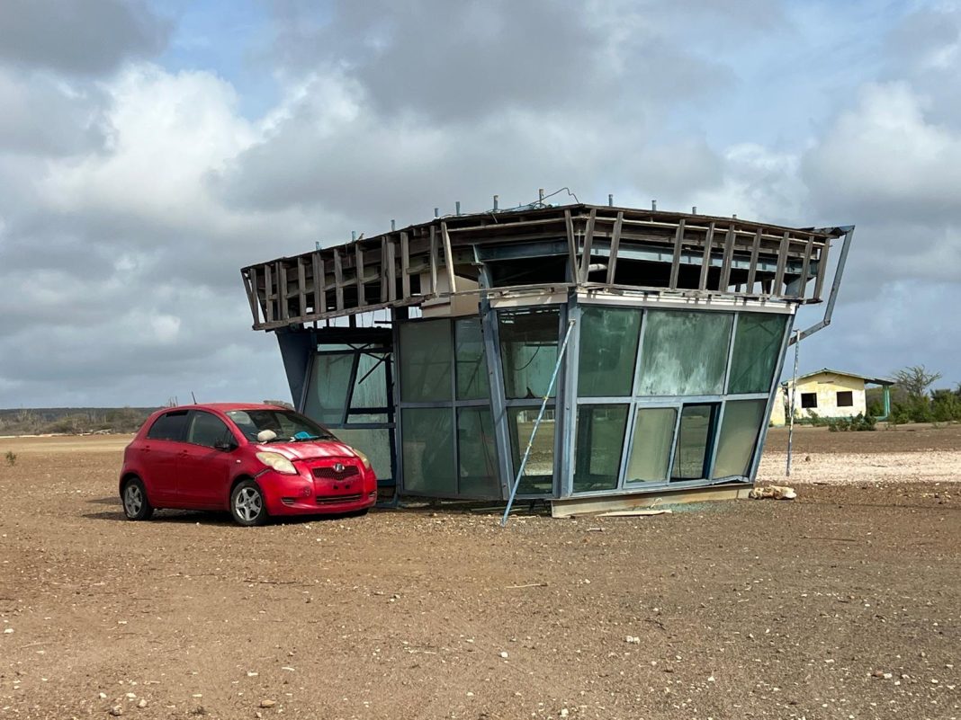 Auto achtergelaten op terrein Tra'i Montaña op Curaçao (Picture by: extraboneiru.com)